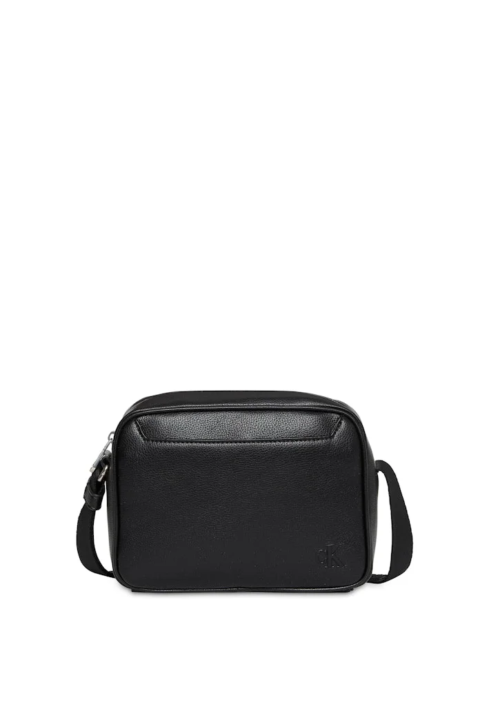 كالفن كلاين حقيبة كاميرا بحزام شبكي